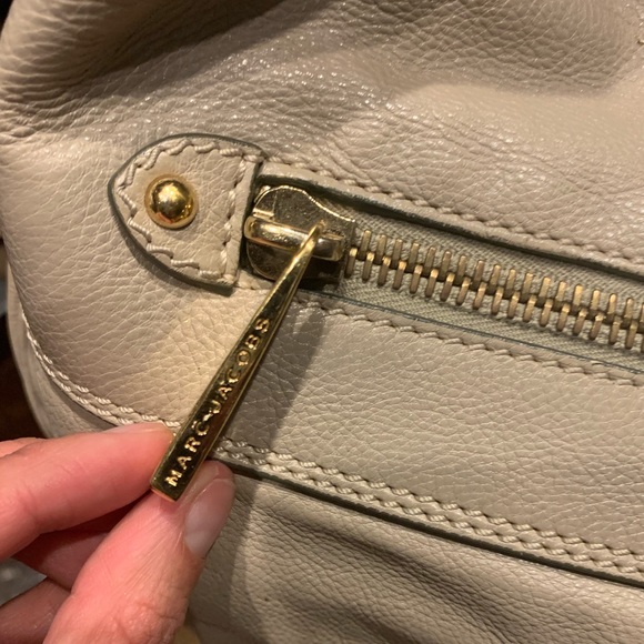 💯Authentic Marc Jacobs Hobo Bag in Beige - Picture 5 of 8